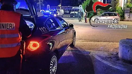 Auto si aggira con fare sospetto: a bordo un coltello proibito