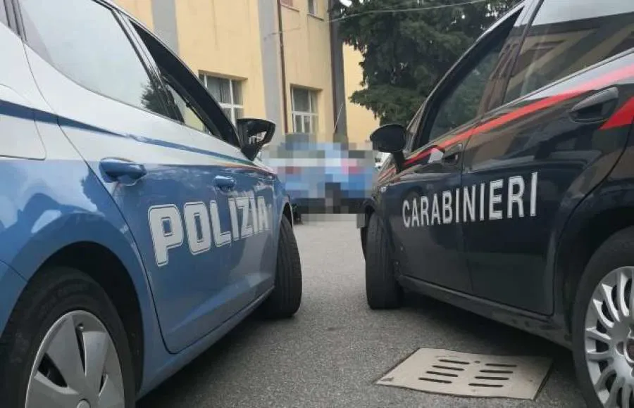 Forze dell’ordine al Colosseo, in corso l’abbattimento di alcune strutture