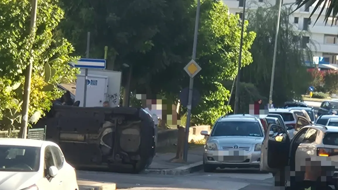 Cassino, terribile schianto in centro, auto si capovolge