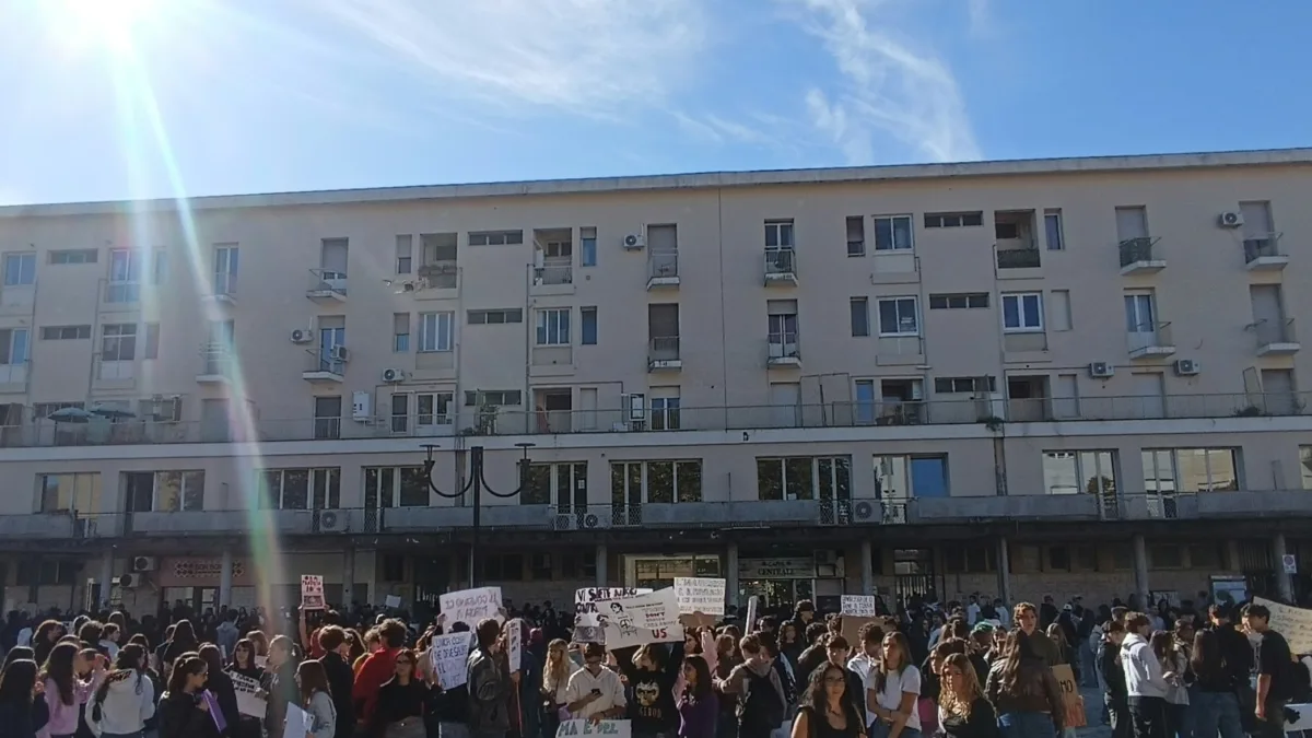 Cassino (FR) – Gli studenti protestano pacificamente, ma c’è chi ne approfitta per creare problemi