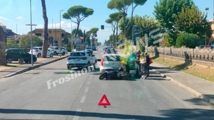Incidente sulla Casalina, scooter contro un’auto: paura in strada e traffico in tilt