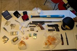 Armi clandestine, droga e grimaldelli in un locale: due arresti