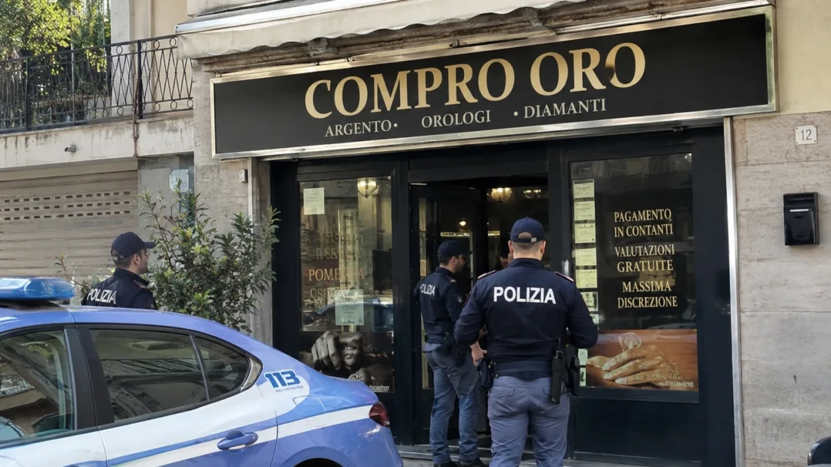 «Siamo della Questura, una banda di albanesi sta arrivando a svaligiare il negozio»: colpo shock in un Compro Oro