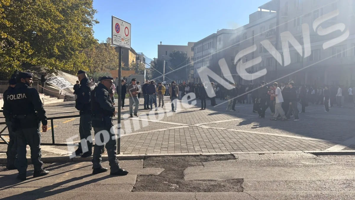 Cassino – Agente aggredito durante la protesta degli studenti: tensioni in piazza, fermato un giovane