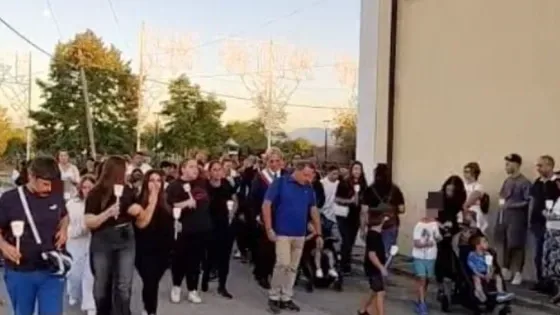 Una fiaccolata per Stefano. L’appello del parroco: «Ragazzi parlate con noi»