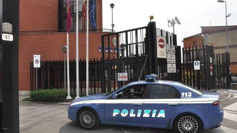 Frosinone – 61enne evade dai domiciliari e viene tradito dal braccialetto. 52enne fugge dal controllo e aggredisce un agente