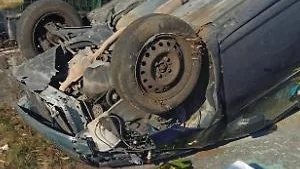 Giovanissimo si ribalta con l'auto e muore: tragedia in mattinata