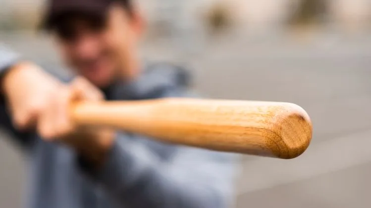 Pretende medicine senza ricetta, non accetta il No e torna in farmacia con un manico d’ascia