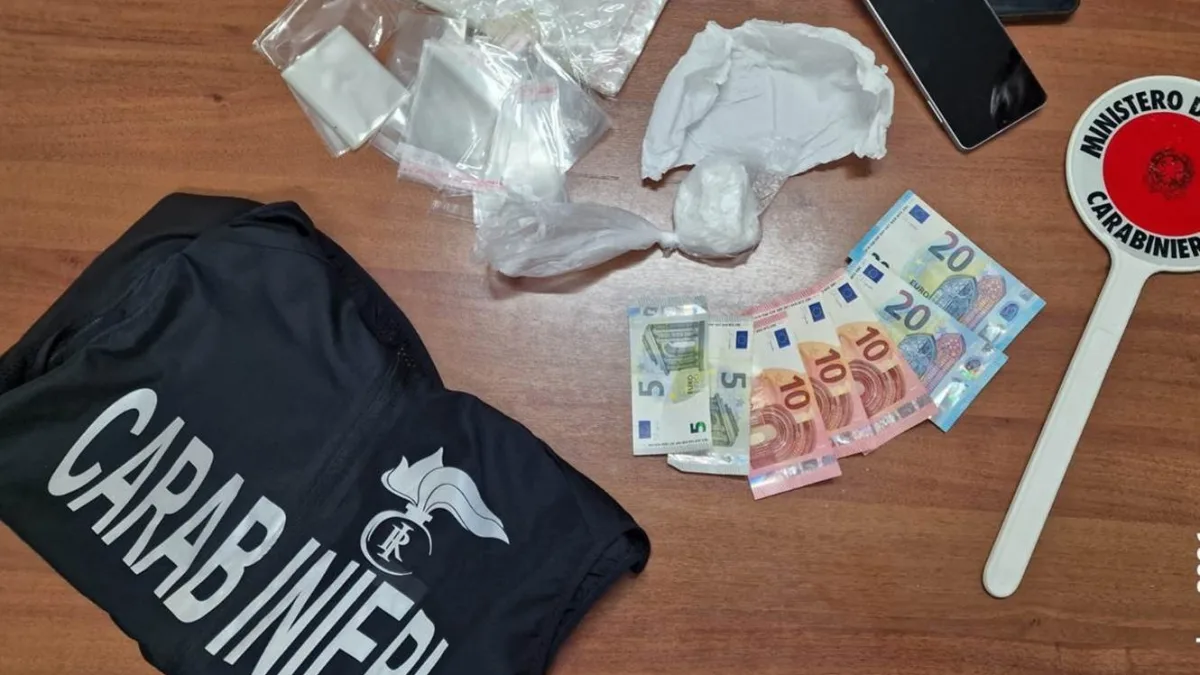 CASAL DI PRINCIPE (CE). COCAINA E MATERIALE PER IL CONFEZIONAMENTO: 24ENNE ARRESTATO DAI CARABINIERI