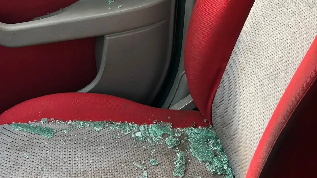 Vandali scatenati nel centro storico: auto danneggiate e furti negli abitacoli. Residenti esasperati