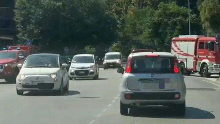 Auto in fiamme in viale Bonomi, vigili del fuoco sul posto