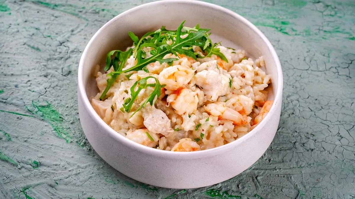 Insalata di riso con pesce e verdure