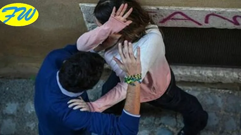 La Tira Fuori dall'Auto e la Picchia