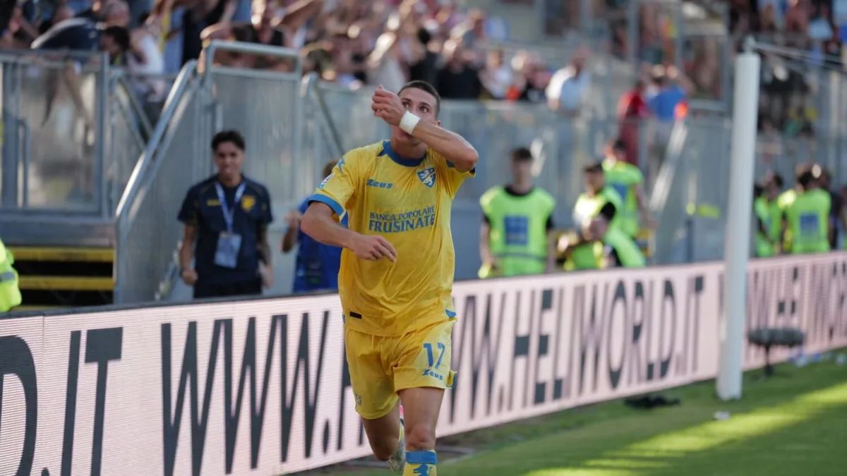 Frosinone-Como, Alvini prepara la sfida: pochi dubbi e continuità nelle scelte. Il probabile undici iniziale