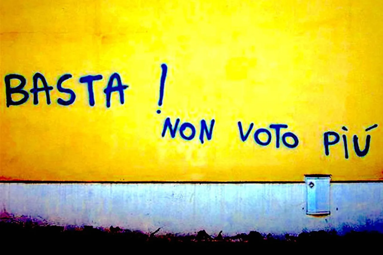 La palude non è l'astensione. La palude è una democrazia che ti chiede di votare senza scegliere
