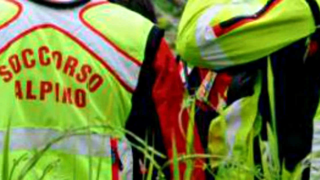Esce dal rifugio per scattare una foto e precipita nel vuoto: morto escursionista di 43 anni