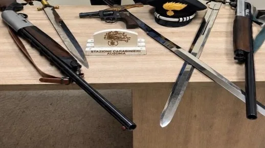 Ausonia (FR) – Arsenale di armi bianche nascoste in casa, ma anche un revolver. Denunciato 73enne