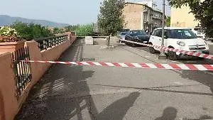 Trovato un corpo sulla sponda del fiume: indagini in corso