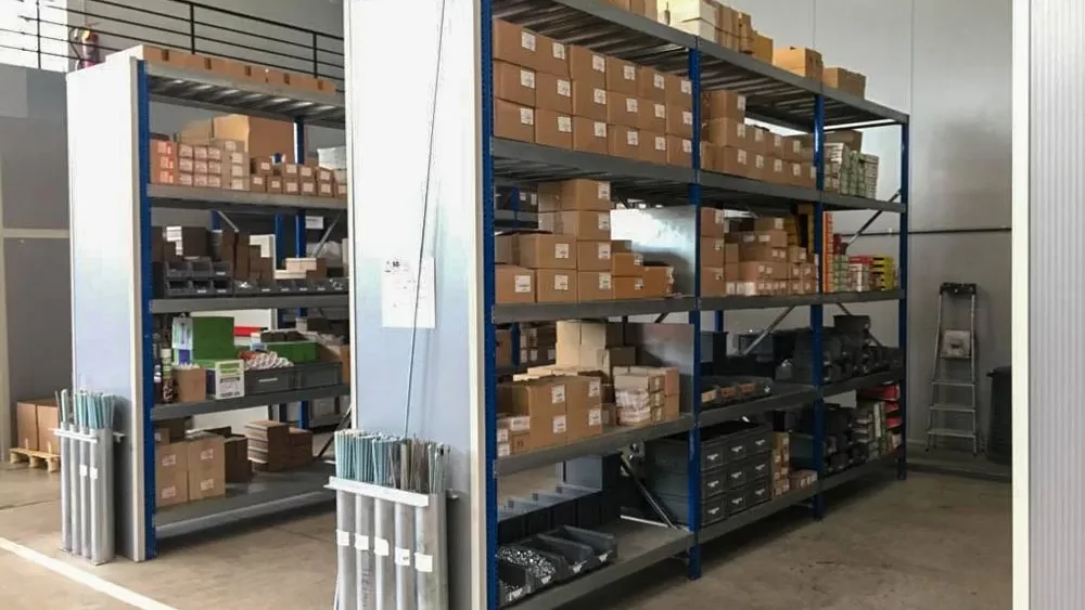 Dipendente sorpreso a rubare nel magazzino dell’azienda: incastrato dai controlli e denunciato dalla Polizia 
