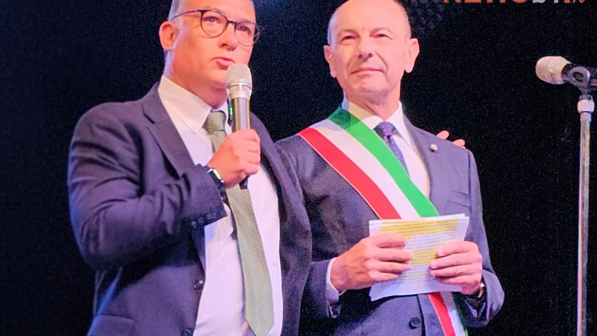 Incendio sul tetto della scuola ai Cavoni: domani lezioni sospese per consentire la verifica strutturale dell’edificio