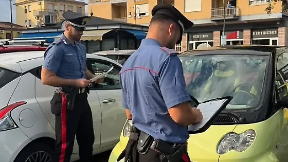 Tenta il "cavallo di ritorno": 500 euro per riavere l'auto. Intercettato e bloccato dai carabinieri