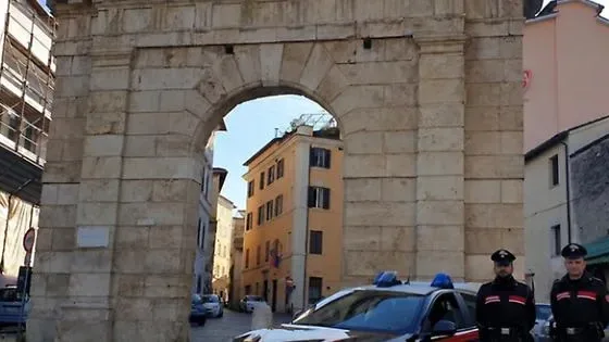 Fermato con un coltello di oltre 20 centimetri in auto: denunciato