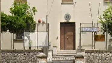 Auto parcheggiate davanti casa per la festa di paese, scatta la furia: impugna il trapano e buca le gomme a tutti