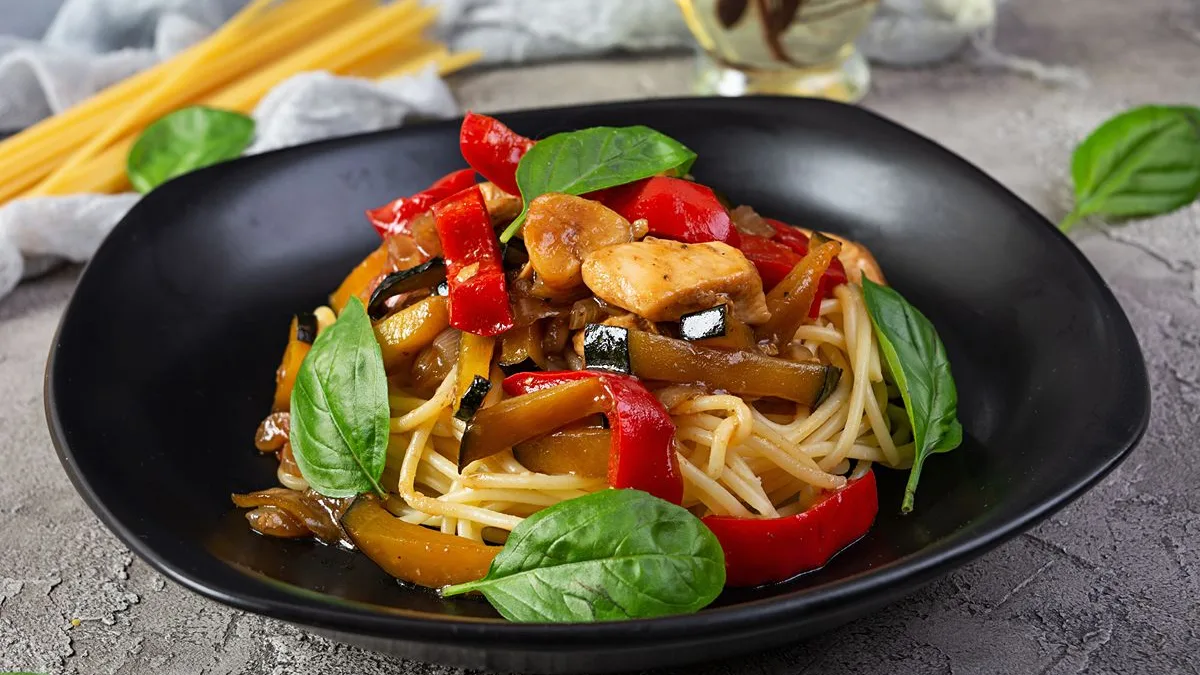 Vermicelli con zucchine melanzane e peperoni