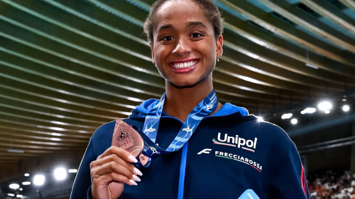 LA PRIMA VOLTA DI SARA CURTIS: A PARIGI È BRONZO STORICO NEI 100 STILE LIBERO