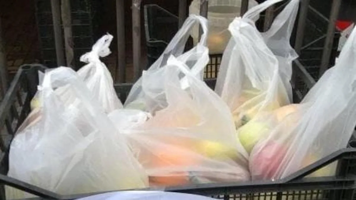 Le rubano la spesa in auto mentre riporta il carrello nella postazione