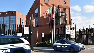 Fugge dai domiciliari la donna che decapitava statue sacre