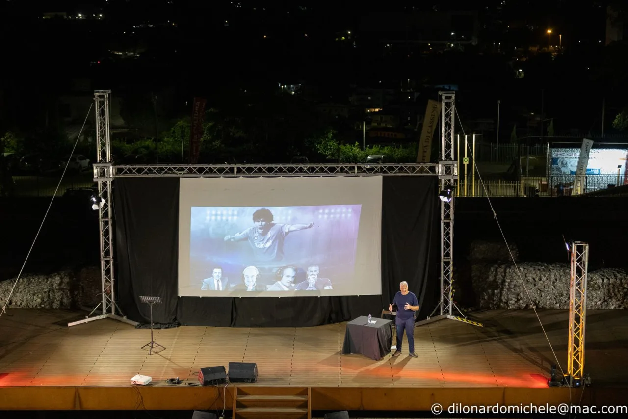 Il Teatro Romano applaude Francesco Repice: una serata di sport, ricordi ed emozioni