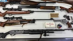 Arsenale in casa con sei fucili e tre pistole. Arrestato un uomo