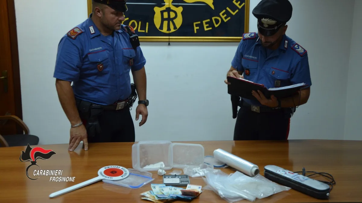 In moto con la cocaina addosso, poi la scoperta di altra droga nella cassaforte: arrestato insospettabile 22enne