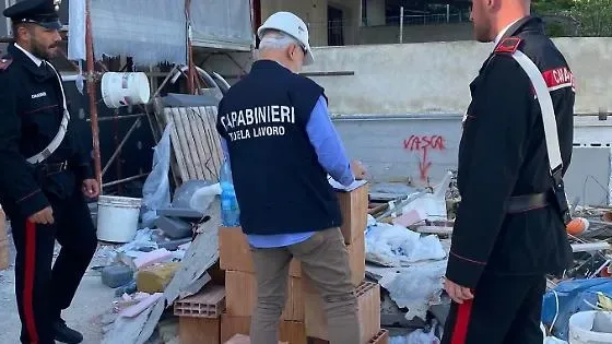 Lavoratori in nero e gravi violazioni: sospeso un cantiere edile