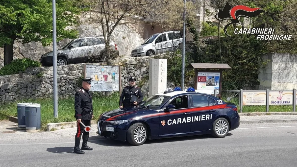 Patente falsa e cocaina in una scarpa: i controlli dei carabinieri fanno scattare denunce e ritiri
