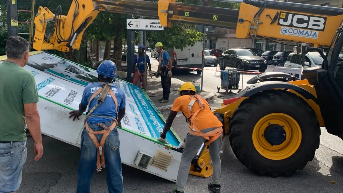 Cassino – Rimossi i primi 6X3 abusivi, il comandante Acquaro: “Ne rimuoveremo a breve un centinaio”