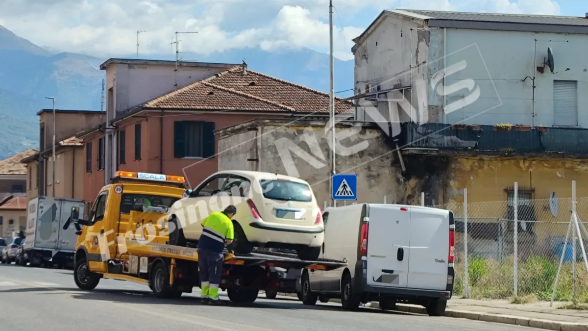 Sora – Auto avvolta da una coltre di fumo su via Napoli: paura e disagi alla viabilità