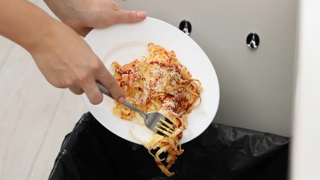 Spreco alimentare, il cibo buttato in Italia costa 13,5 miliardi di euro in un anno