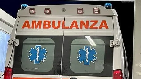 Auto fuori strada si schianta contro un albero: muore un bambino di 9 anni, gravissimi la madre e il fratellino