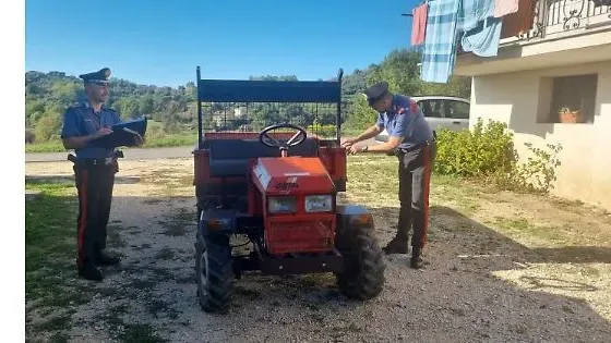 Ruba la motoagricola a un'anziana e le chiede il riscatto