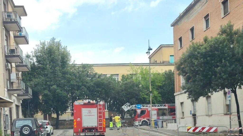 Vigili del fuoco in Comune, mattoni della facciata da mettere in sicurezza