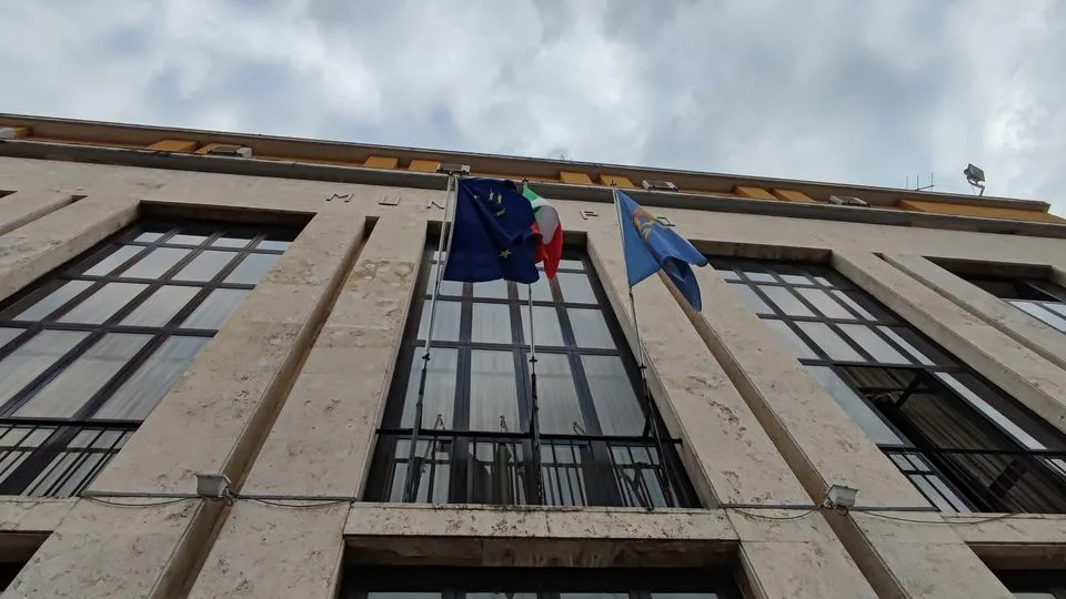 Infortunio sul lavoro, la scala non era sicura: il Tribunale accerta la responsabilità del Comune di Cassino