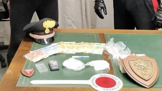 Ai domiciliari con il braccialetto elettronico ma in casa nasconde cocaina e crack: arrestato