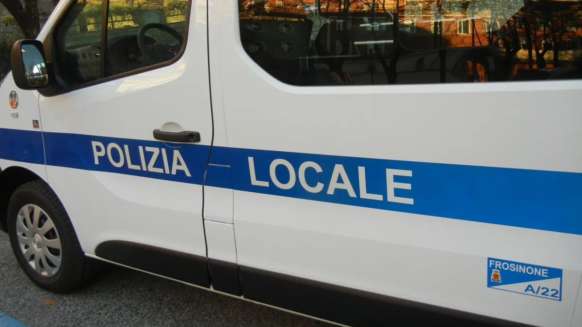 Insulti e intimidazioni contro gli agenti della Locale, la solidarietà del sindaco: «Chi indossa una divisa merita rispetto»