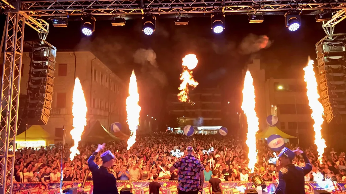 GO EVENT FA IL PIENO A CASSINO: PIAZZA CORTE TRASFERITA IN UN DANCEFLOOR ANNI ’90