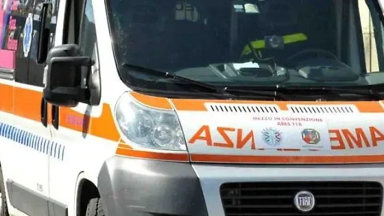 Scontro frontale tra un'auto e un pullman, soccorsi sul posto