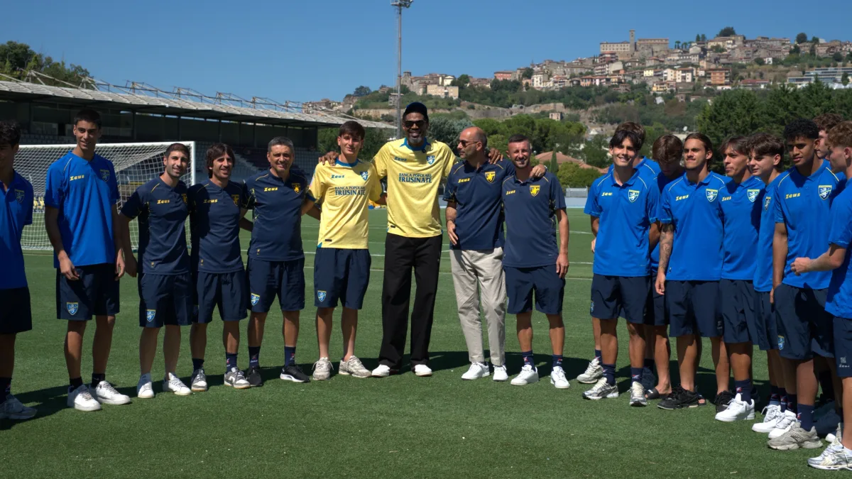 Una leggenda della NBA al Frosinone Calcio: Udonis Haslem visita il club giallazzurro