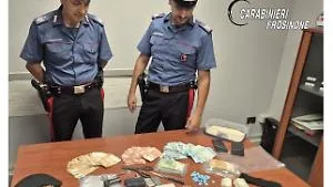 Fermato mentre cede droga: giovane trovato con la cocaina nel calzino