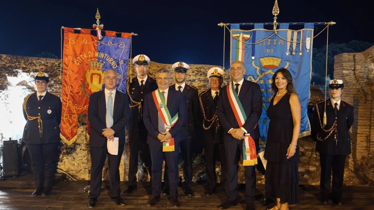 Gemellaggio tra Minturno e Cassino: celebrata al Teatro Romano di Minturnae l’unione delle due Città nel segno della memoria e della pace.